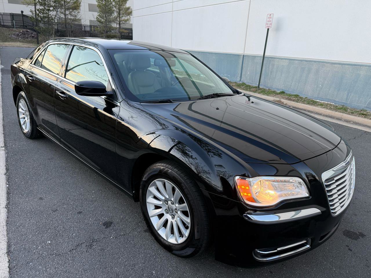 Used 2014 Chrysler 300 image 12