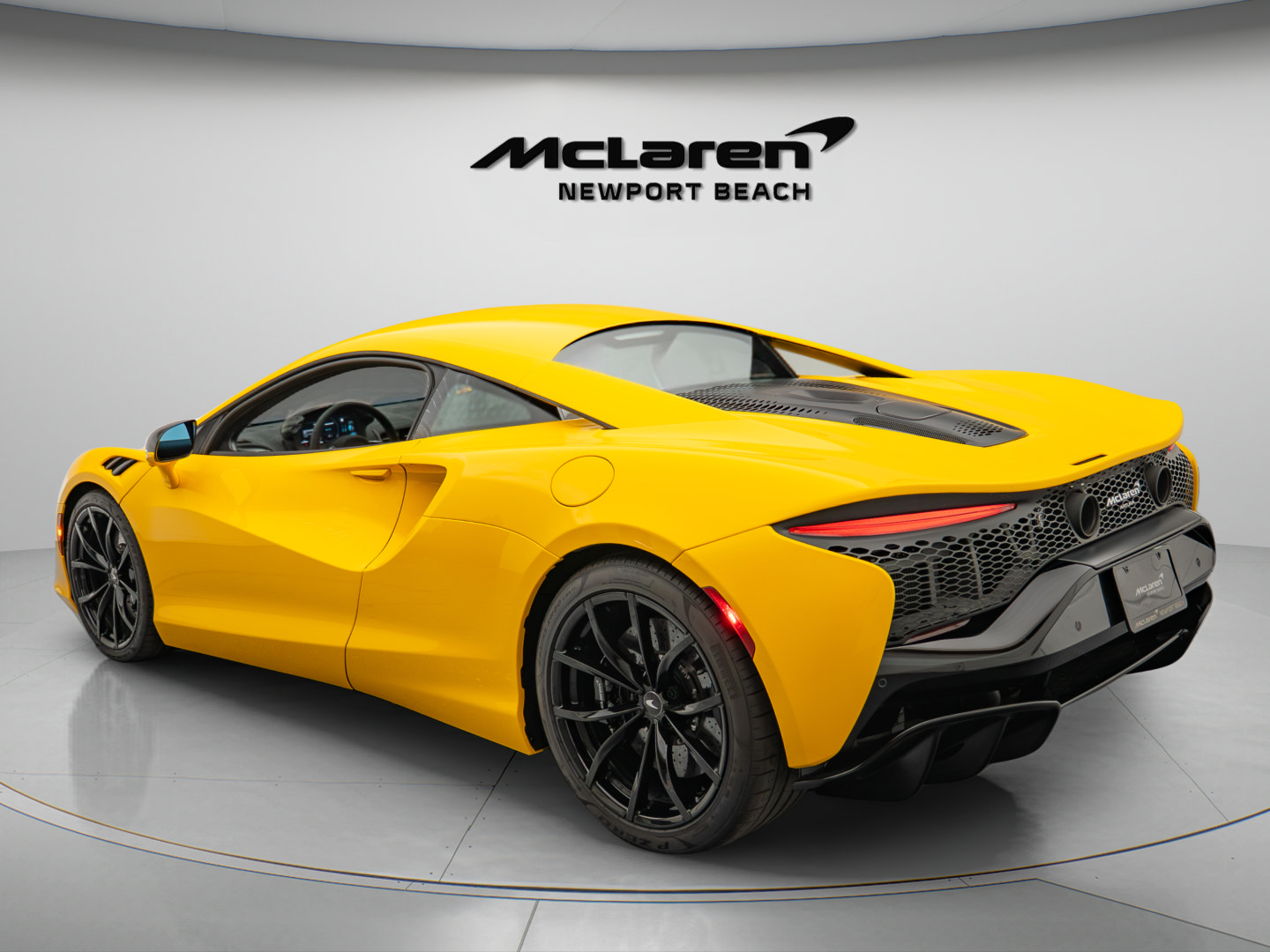 Used 2024 McLaren Artura RWD image 26