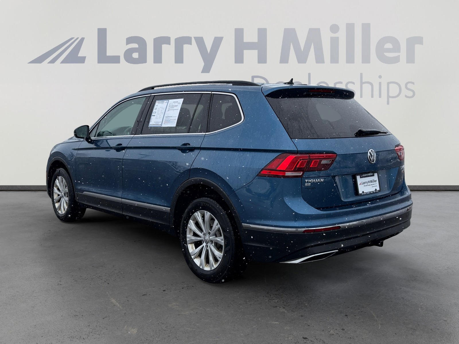 Used 2018 Volkswagen Tiguan SE w/ Panoramic Sunroof Package AWD/4WD image 4