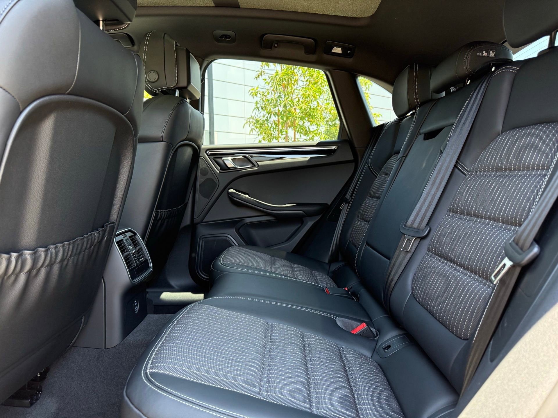 Used 2025 Porsche Macan image 30