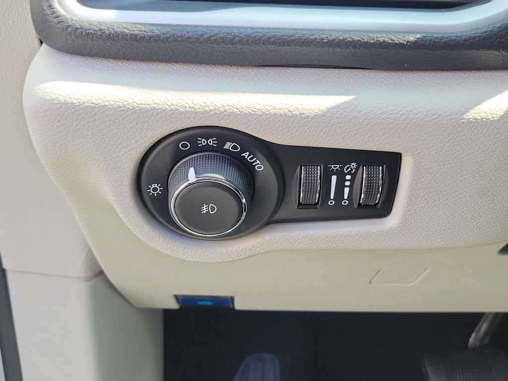 Certified 2024 Chrysler Pacifica Touring-L FWD image 16