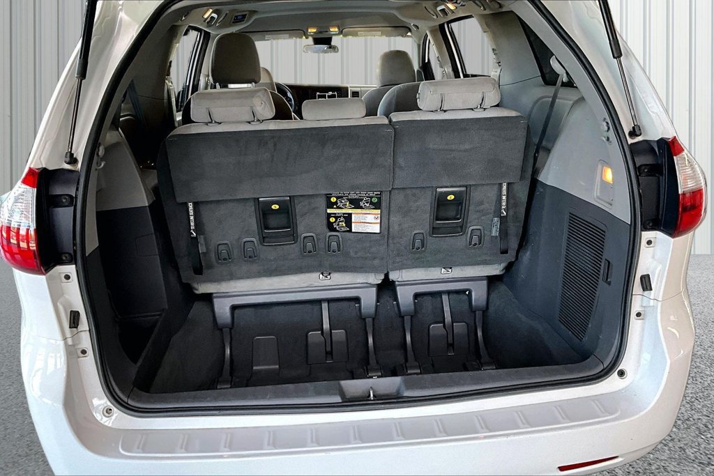 Used 2020 Toyota Sienna L FWD image 23