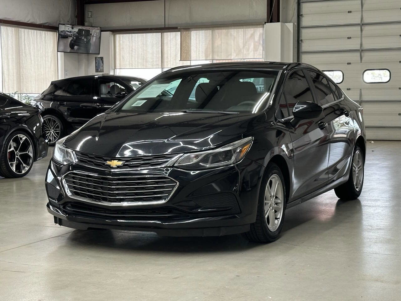 Used 2018 Chevrolet Cruze LT w/ Convenience Package image 5