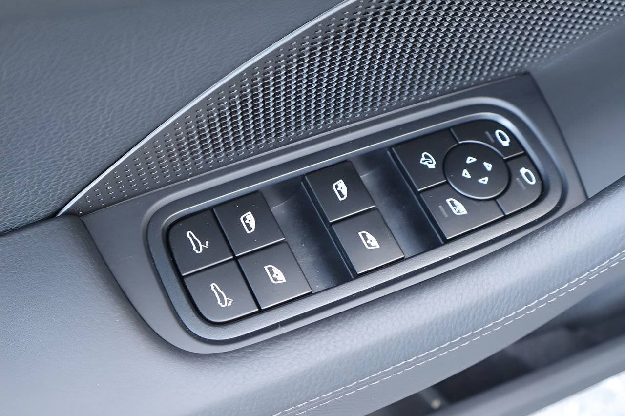 Used 2024 Porsche Panamera 4 image 11