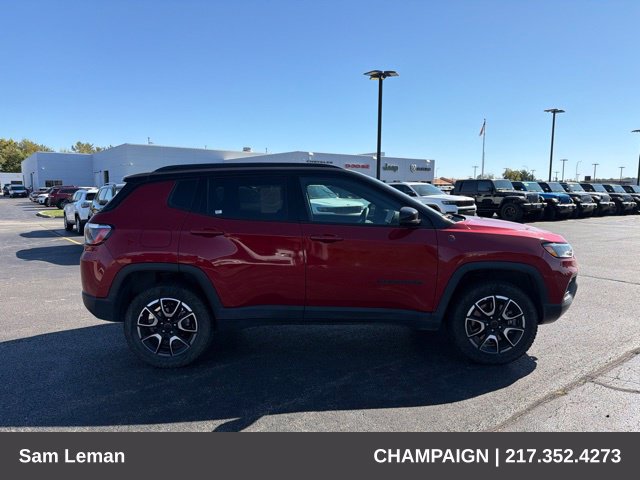 Used 2025 Jeep Compass Trailhawk AWD/4WD image 2