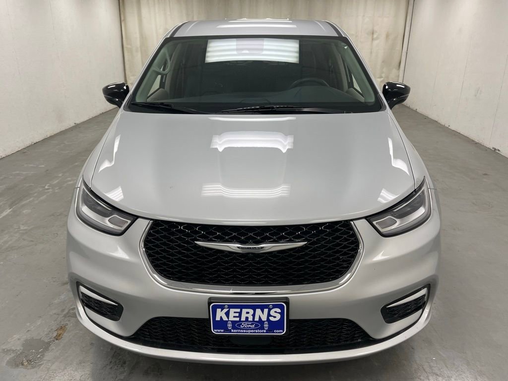 Used 2024 Chrysler Pacifica Touring-L image 9