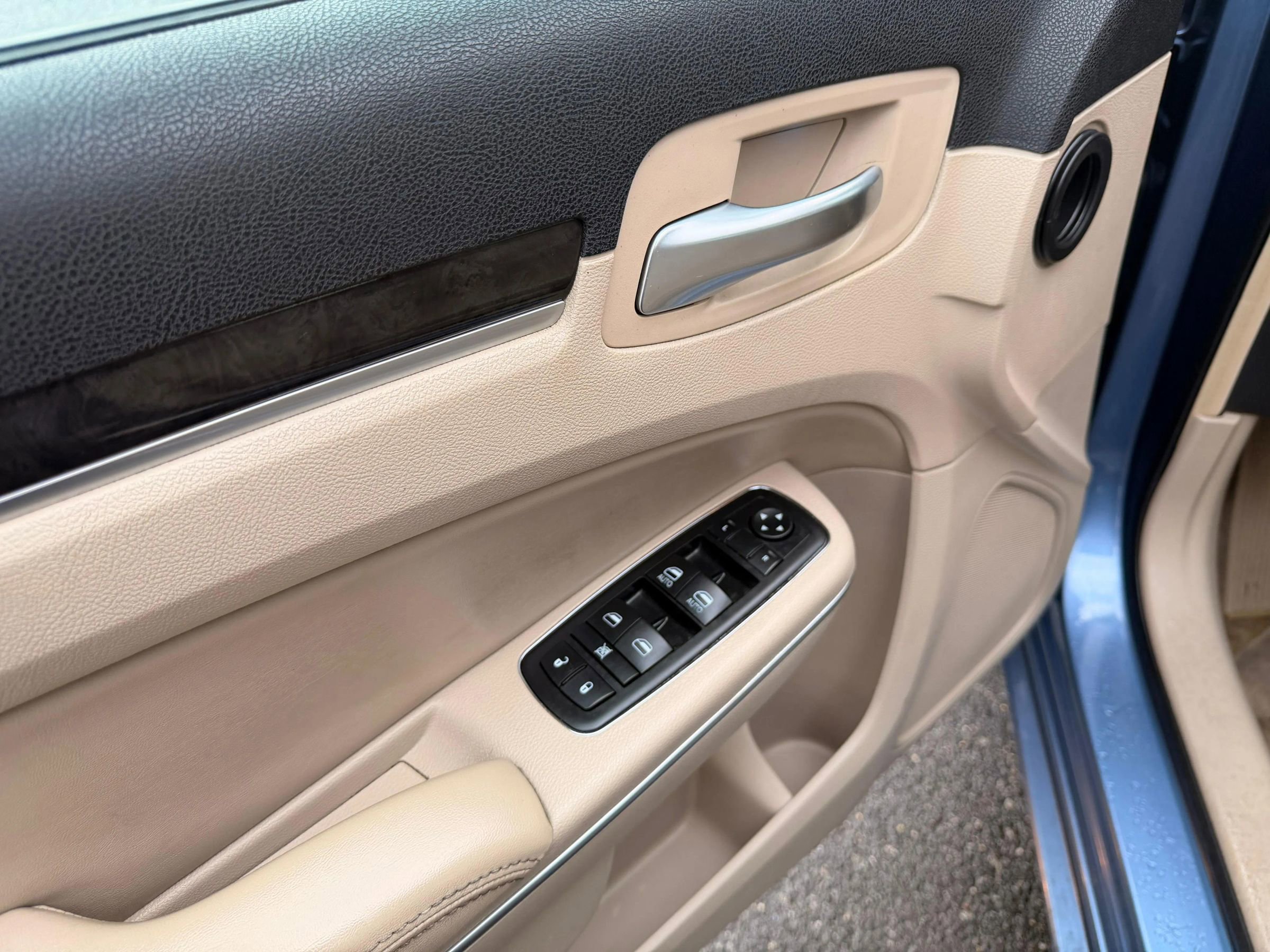 Used 2011 Chrysler 300 Limited image 25