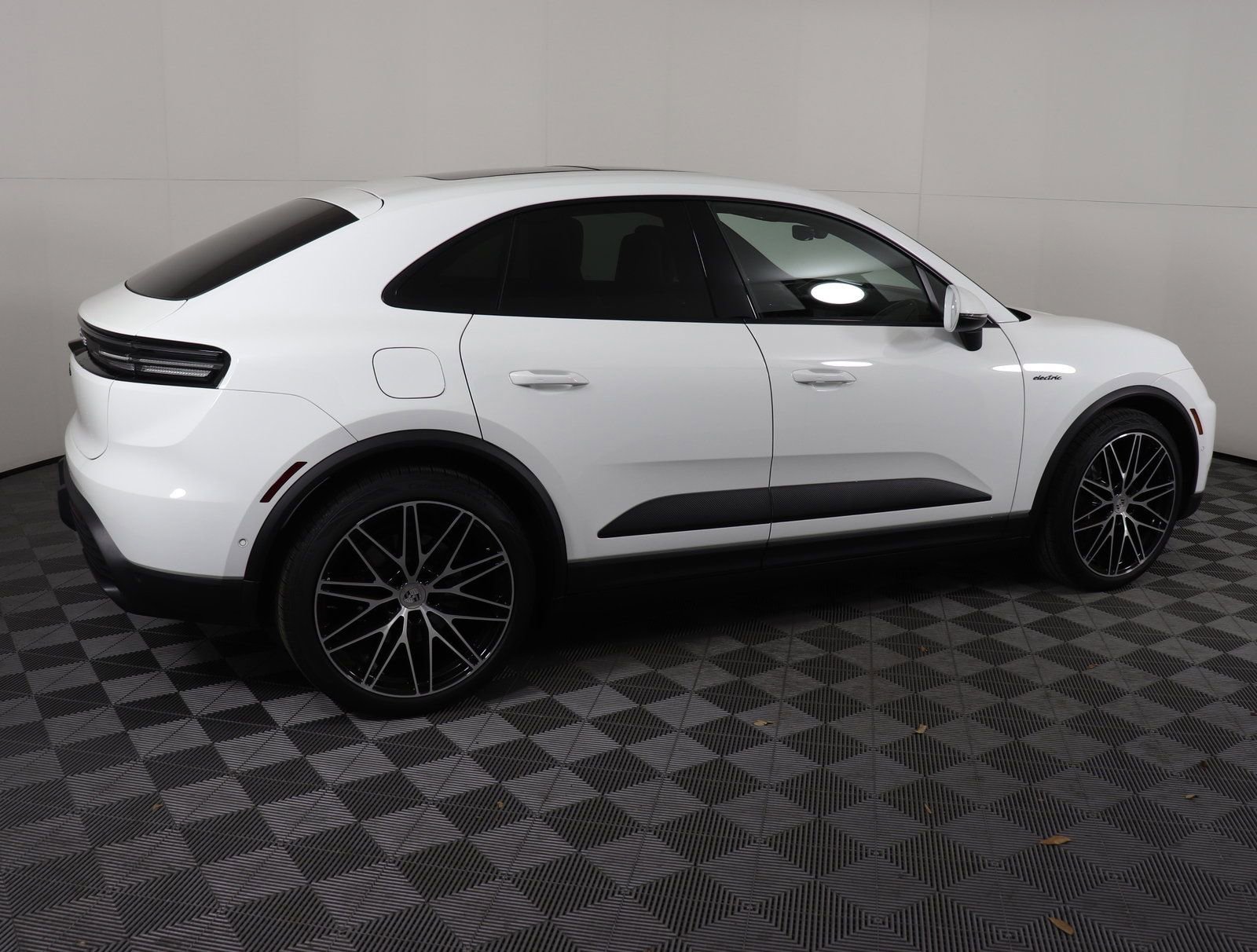 Certified 2024 Porsche Macan 4 Electric AWD/4WD image 10
