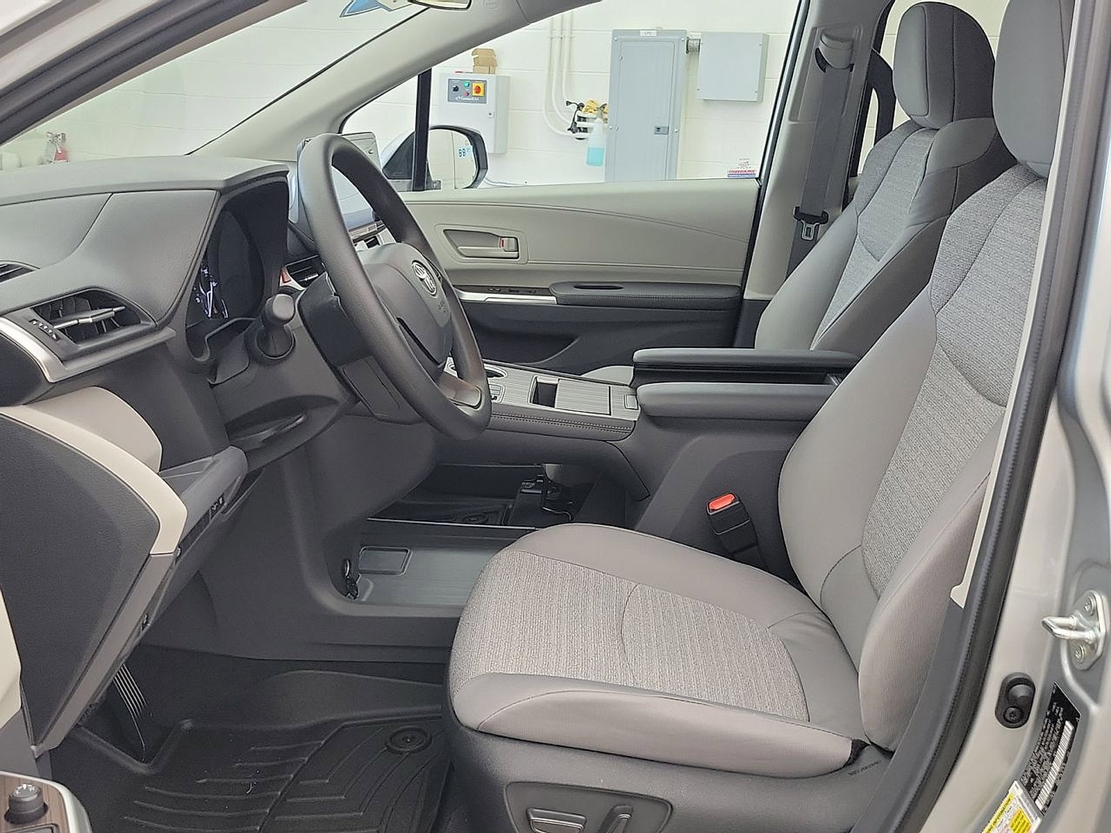 Used 2024 Toyota Sienna LE FWD image 12