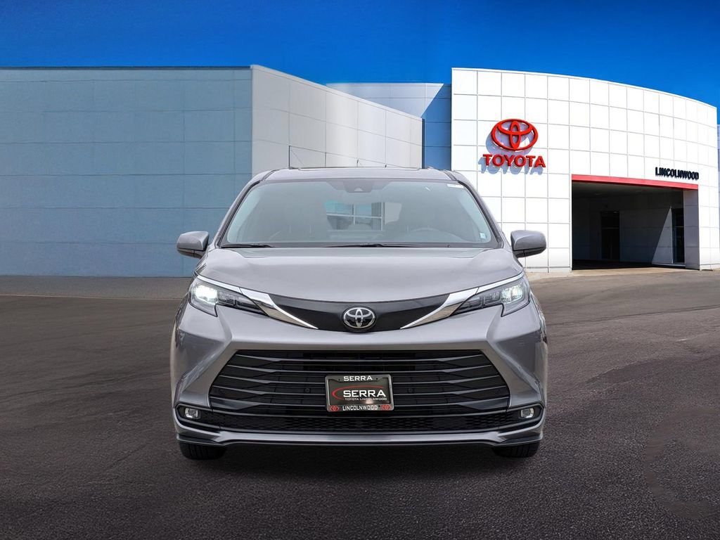 Used 2026 Toyota Sienna XLE FWD image 4