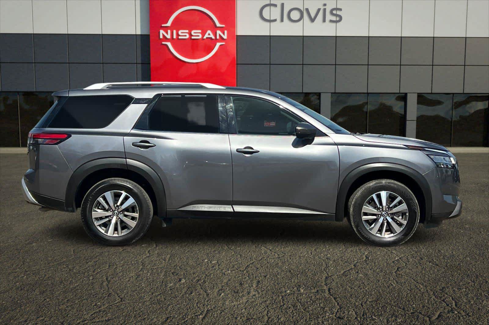 Used 2025 Nissan Pathfinder SL FWD image 9