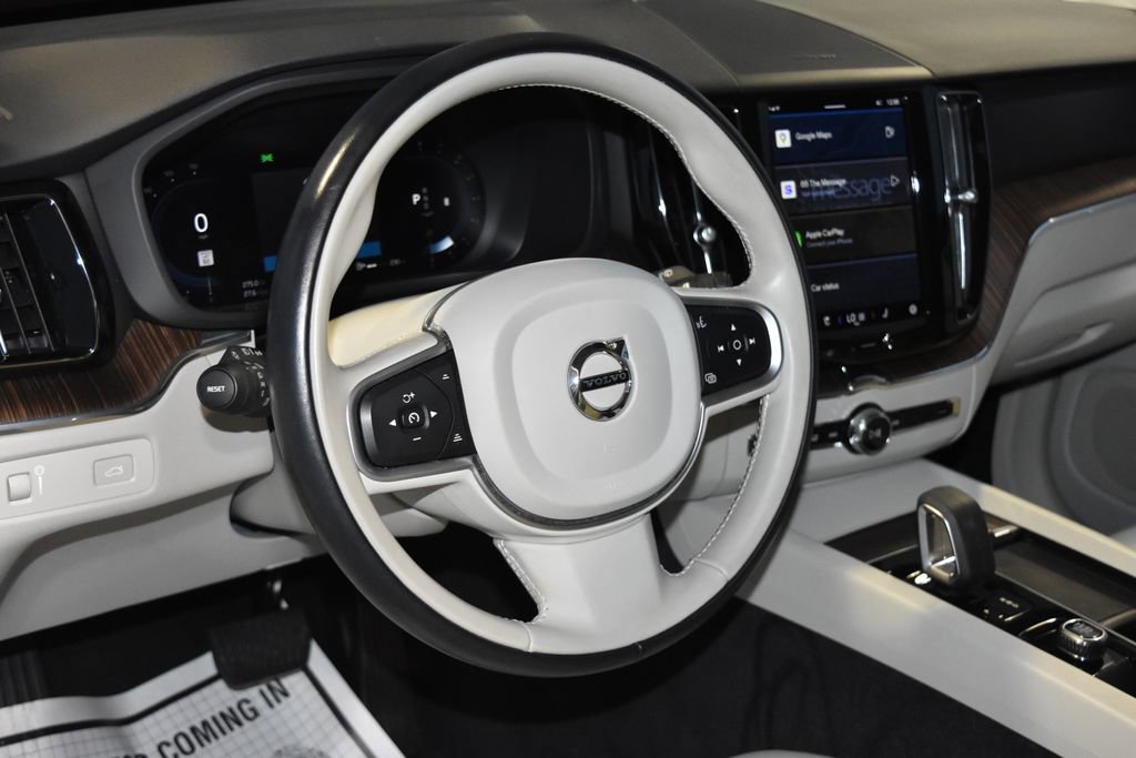 Used 2022 Volvo XC60 B5 Momentum image 2