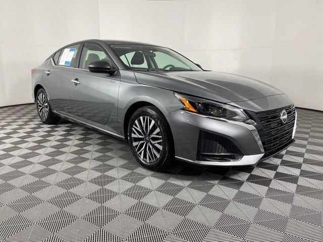Used 2024 Nissan Altima 2.5 SV image 2