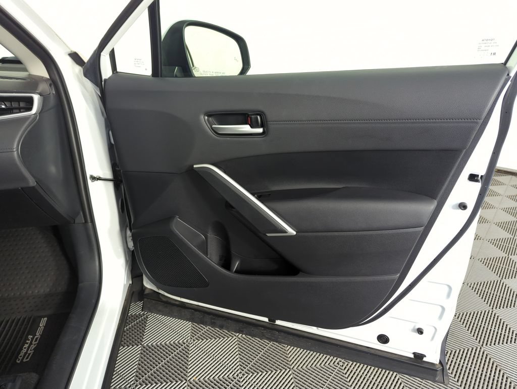 Used 2023 Toyota Corolla Cross XLE FWD image 32