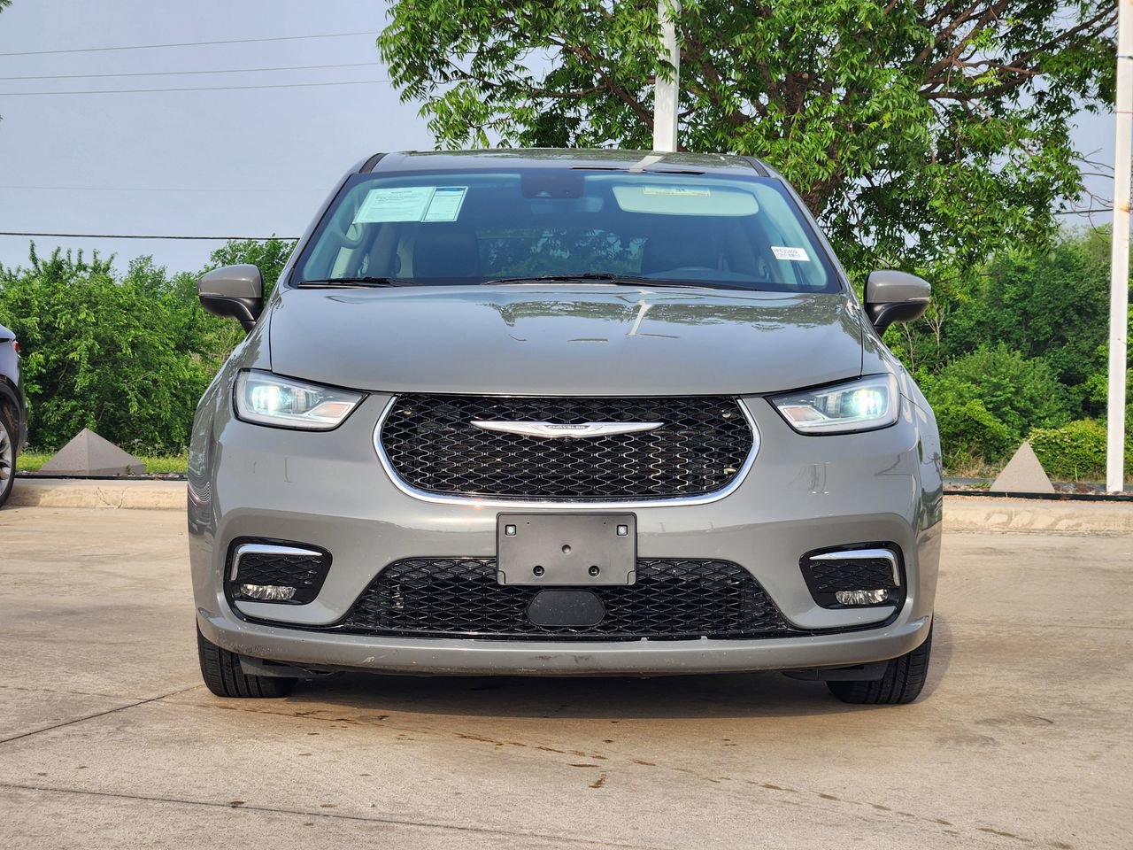 Used 2023 Chrysler Pacifica Touring-L FWD image 2