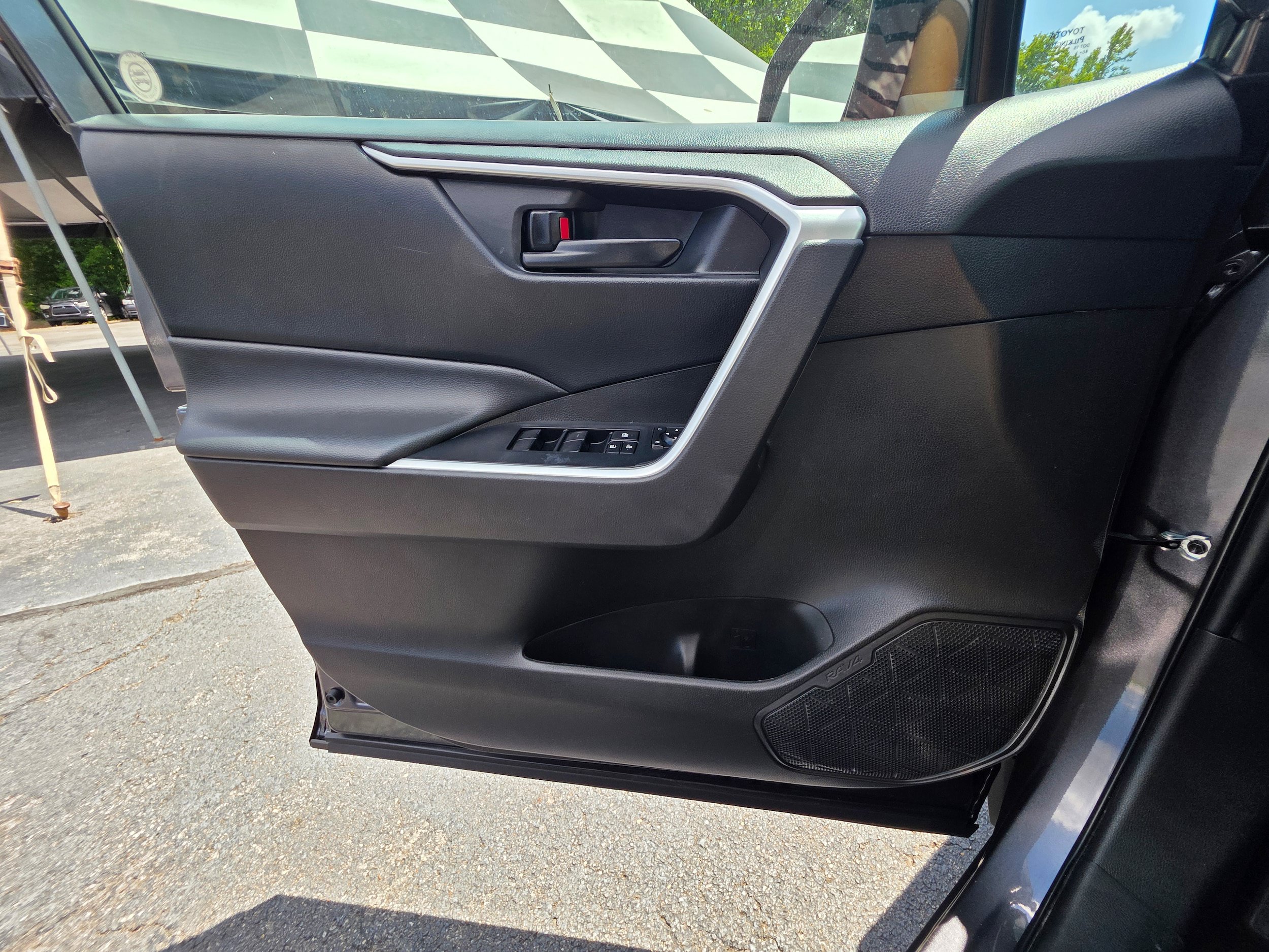 Used 2022 Toyota RAV4 LE w/ Carpet Mat Package (TMS) AWD/4WD image 18