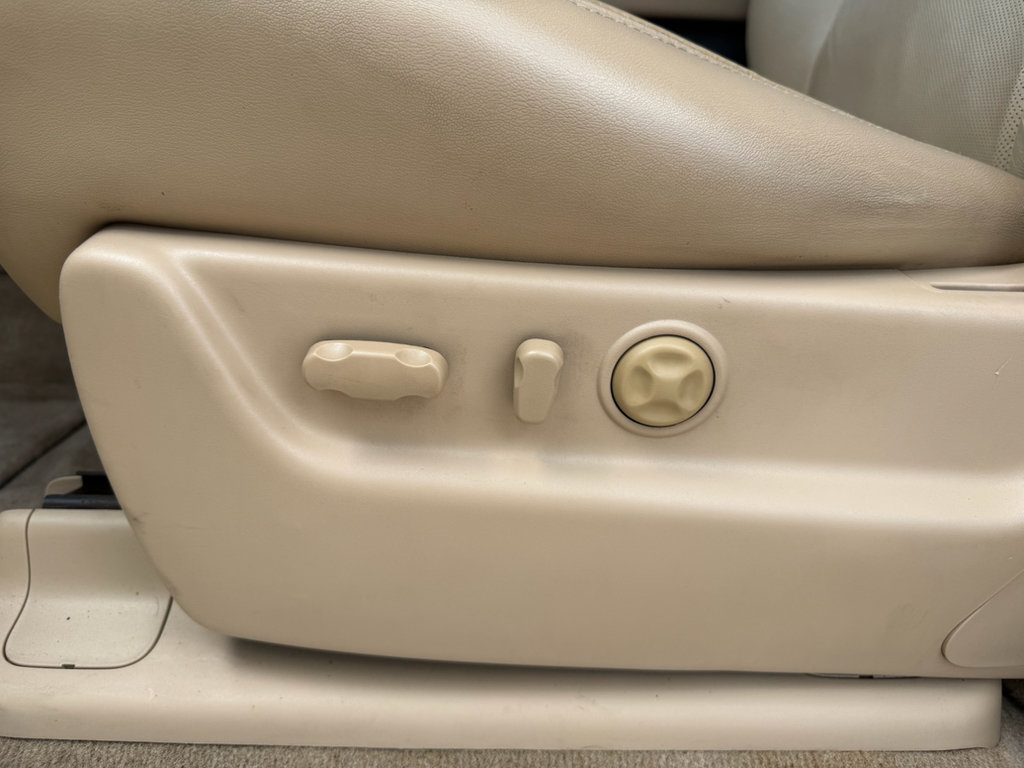 Used 2013 Cadillac Escalade ESV Luxury RWD image 24