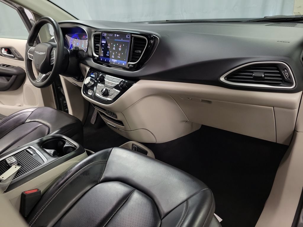 Used 2023 Chrysler Pacifica Touring-L FWD image 38