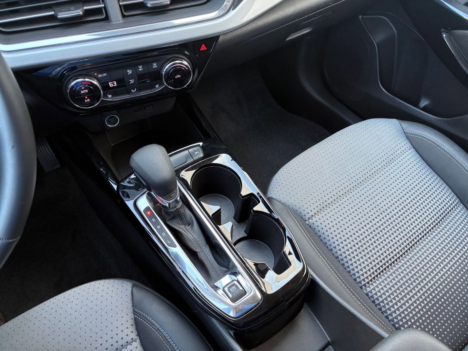 Used 2025 Chevrolet Trax LT w/ LT Convenience Package image 40