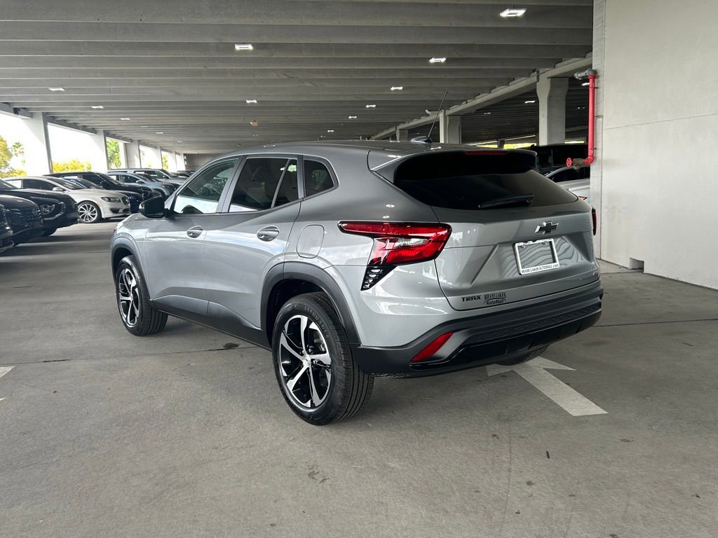 Used 2024 Chevrolet Trax RS w/ Driver Confidence Package image 3