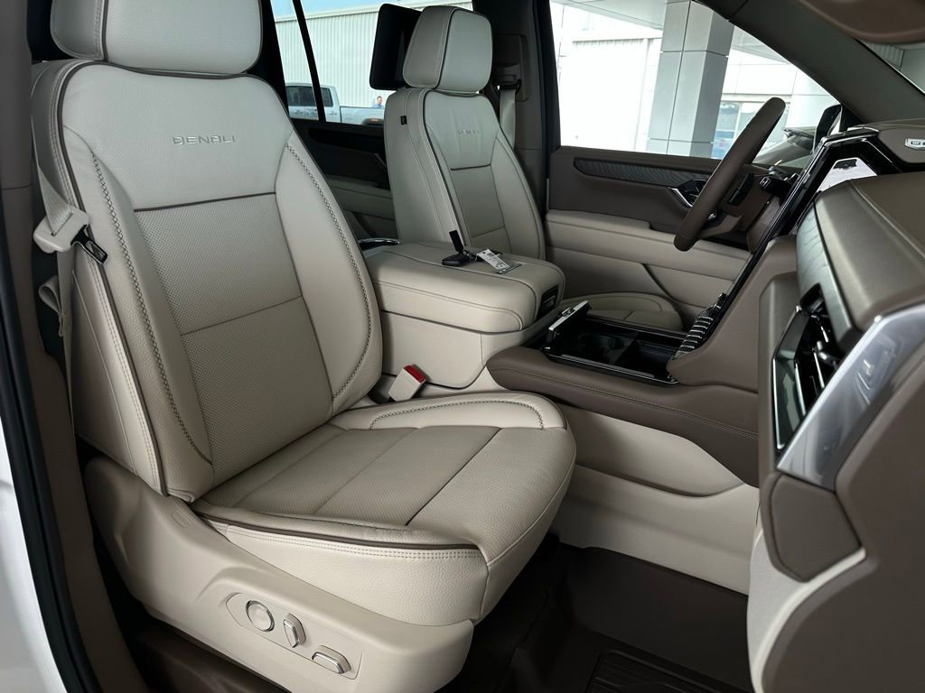 New 2026 GMC Yukon XL Denali w/ Denali Reserve Package image 18