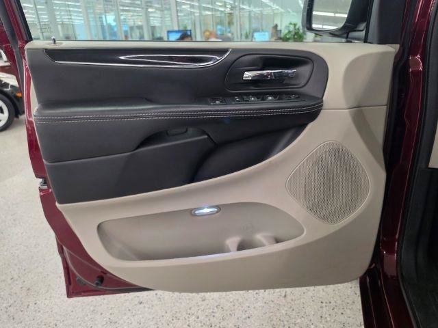 Used 2018 Dodge Grand Caravan SXT FWD image 27