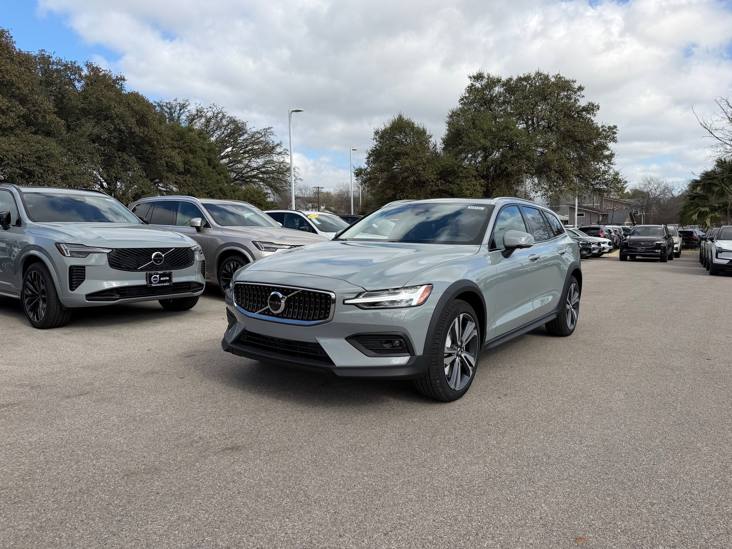 New 2026 Volvo V60 B5 Cross Country Plus w/ Climate Package AWD/4WD image 2