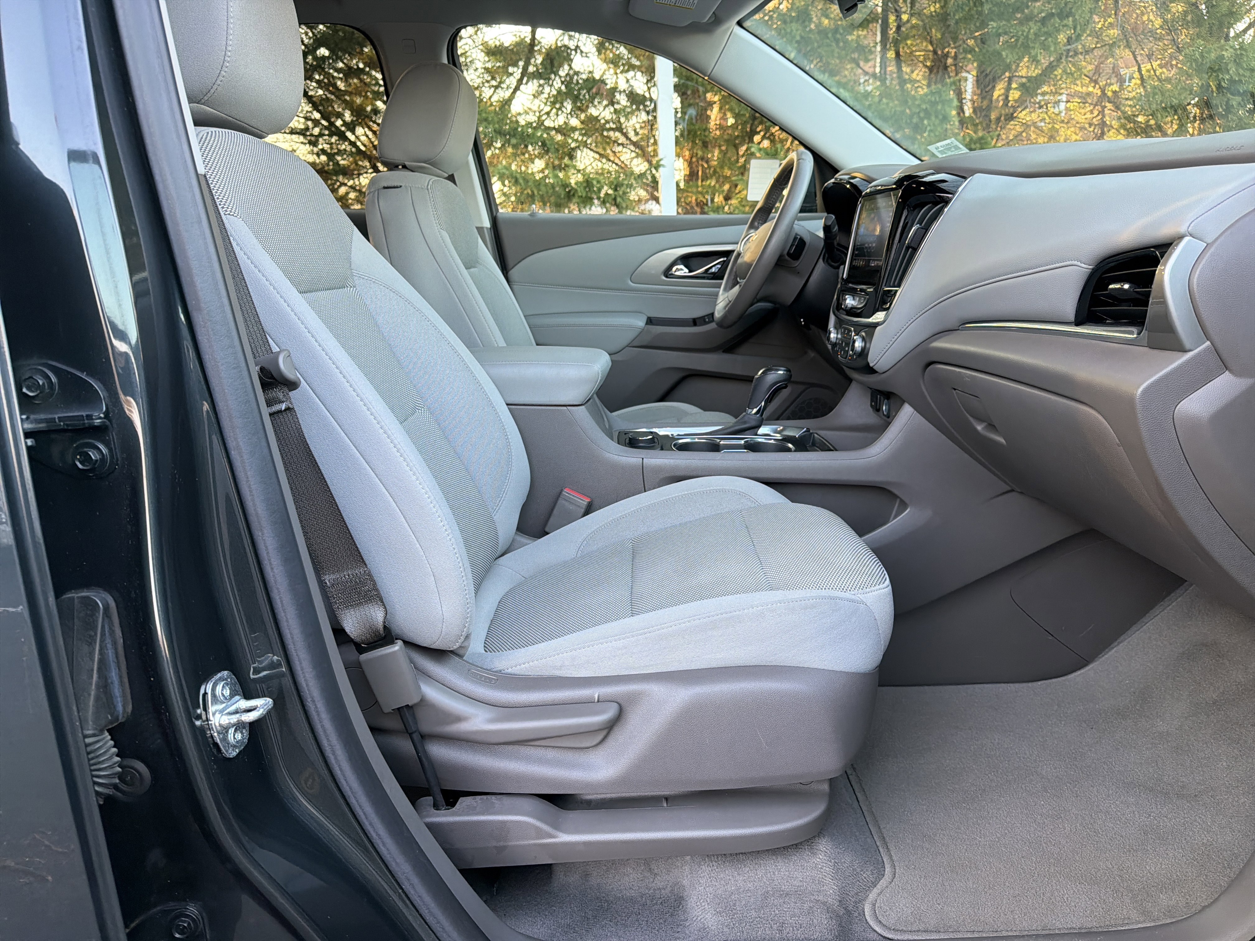 Used 2020 Chevrolet Traverse LT image 32