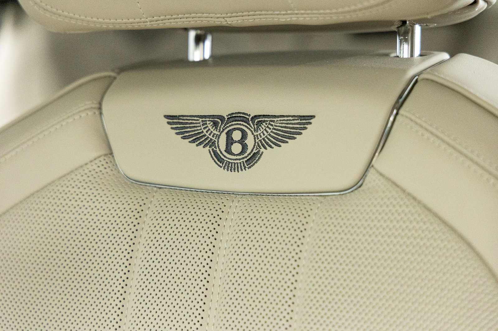 Used 2023 Bentley Flying Spur V8 image 26