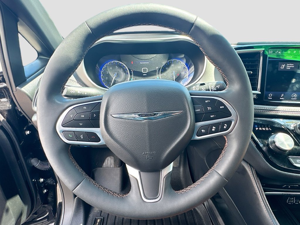 Used 2024 Chrysler Pacifica Pinnacle FWD image 13