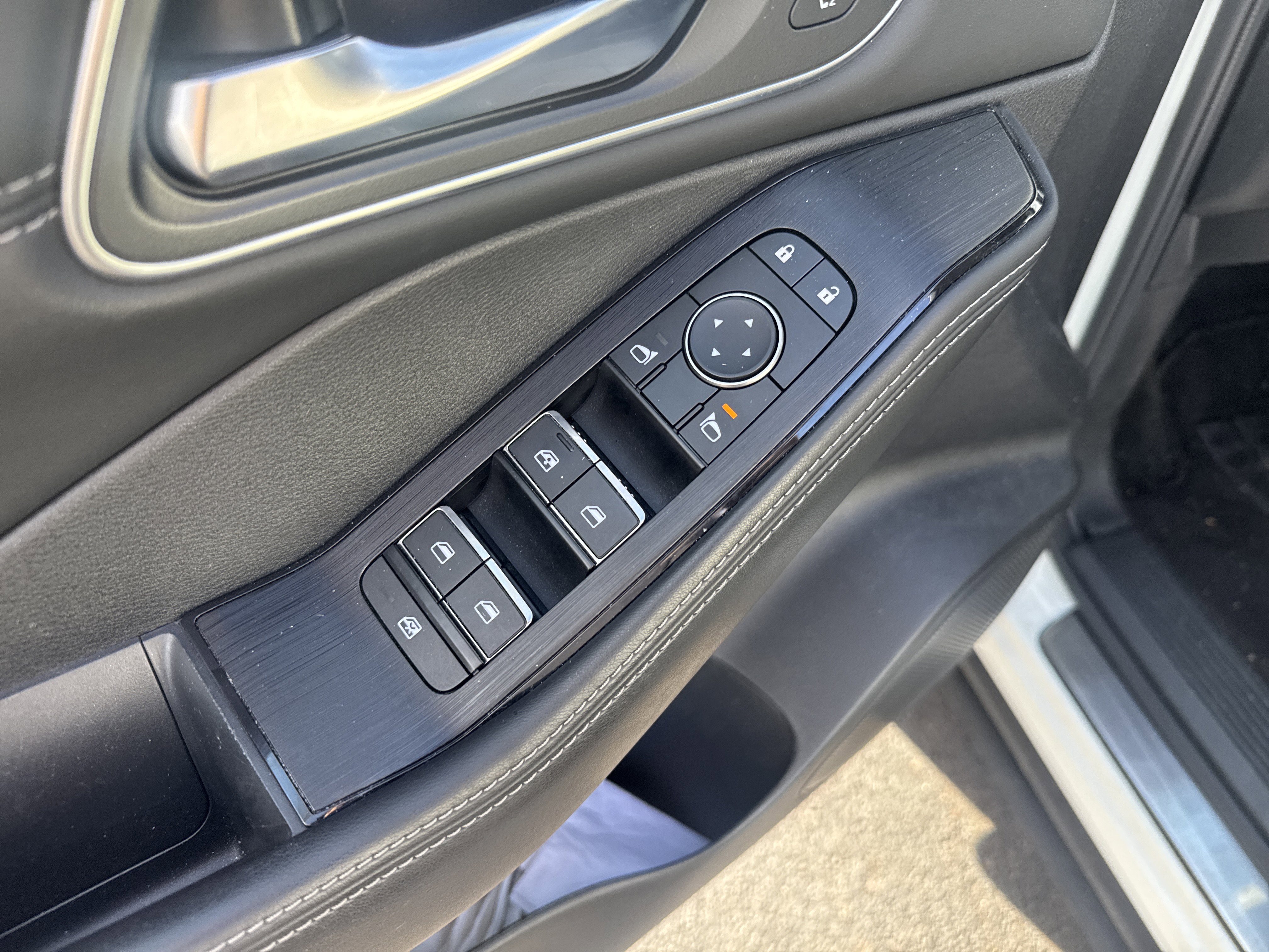 Used 2023 Nissan Rogue Platinum w/ Platinum Premium Package image 16