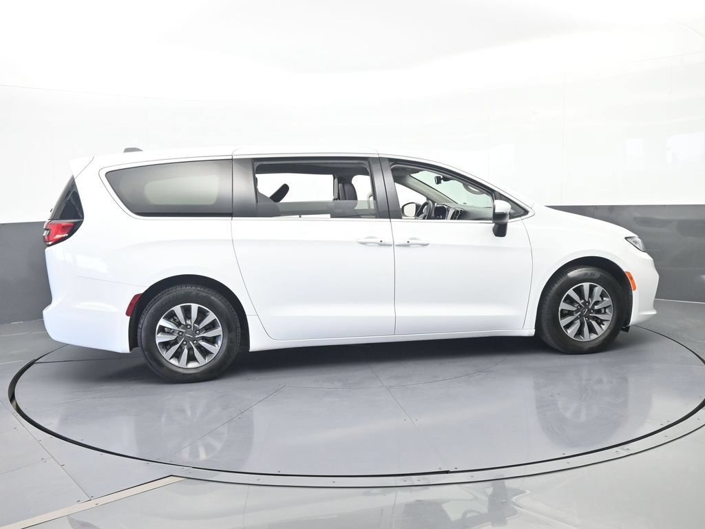 Used 2023 Chrysler Pacifica Touring-L FWD image 7