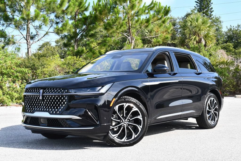 Used 2024 Lincoln Nautilus Reserve w/ Equipment Group 203A AWD/4WD image 2