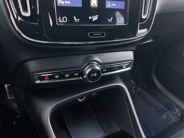 Used 2019 Volvo XC40 T4 R-Design image 26