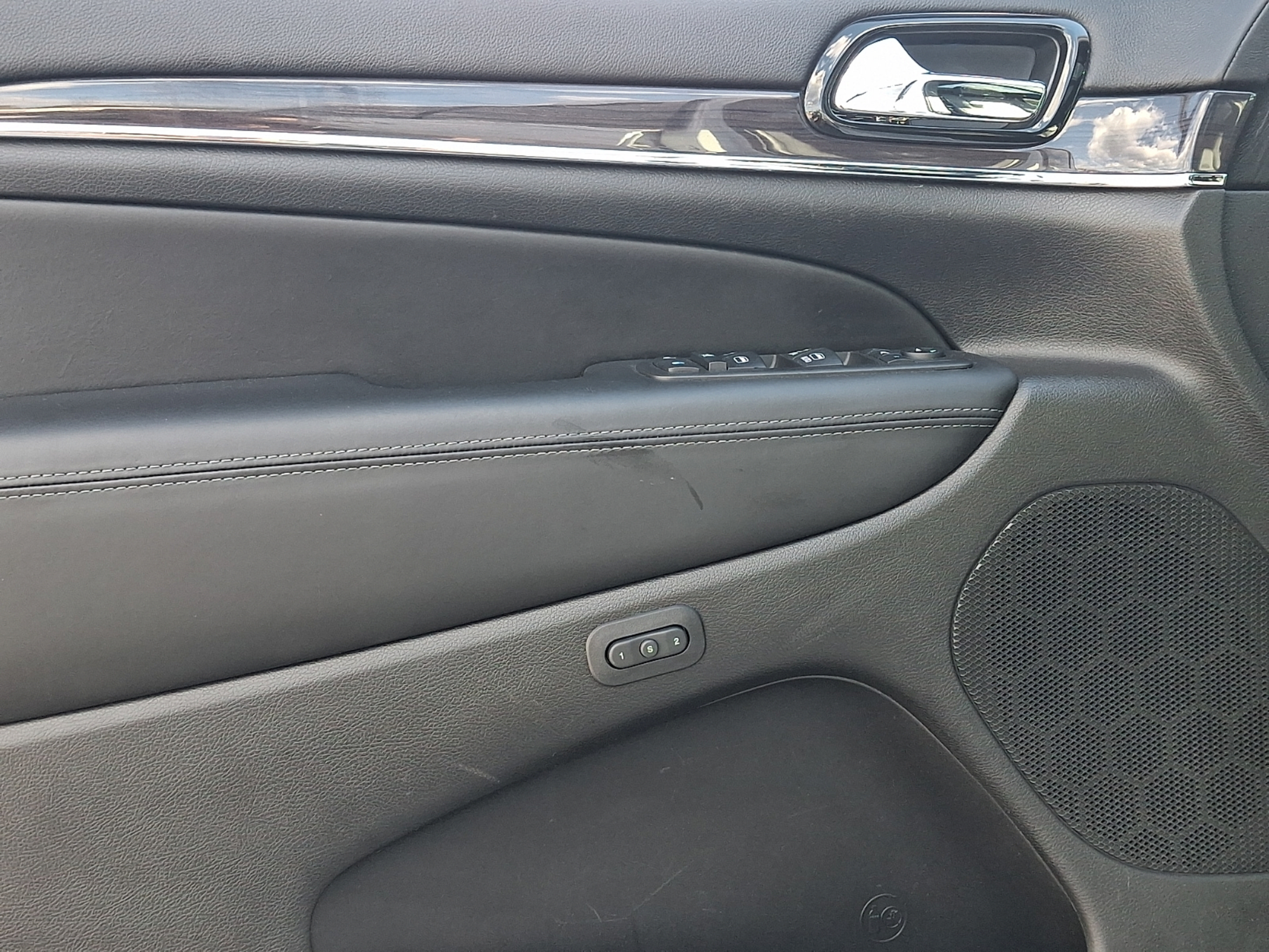 Certified 2021 Jeep Grand Cherokee Overland AWD/4WD image 11