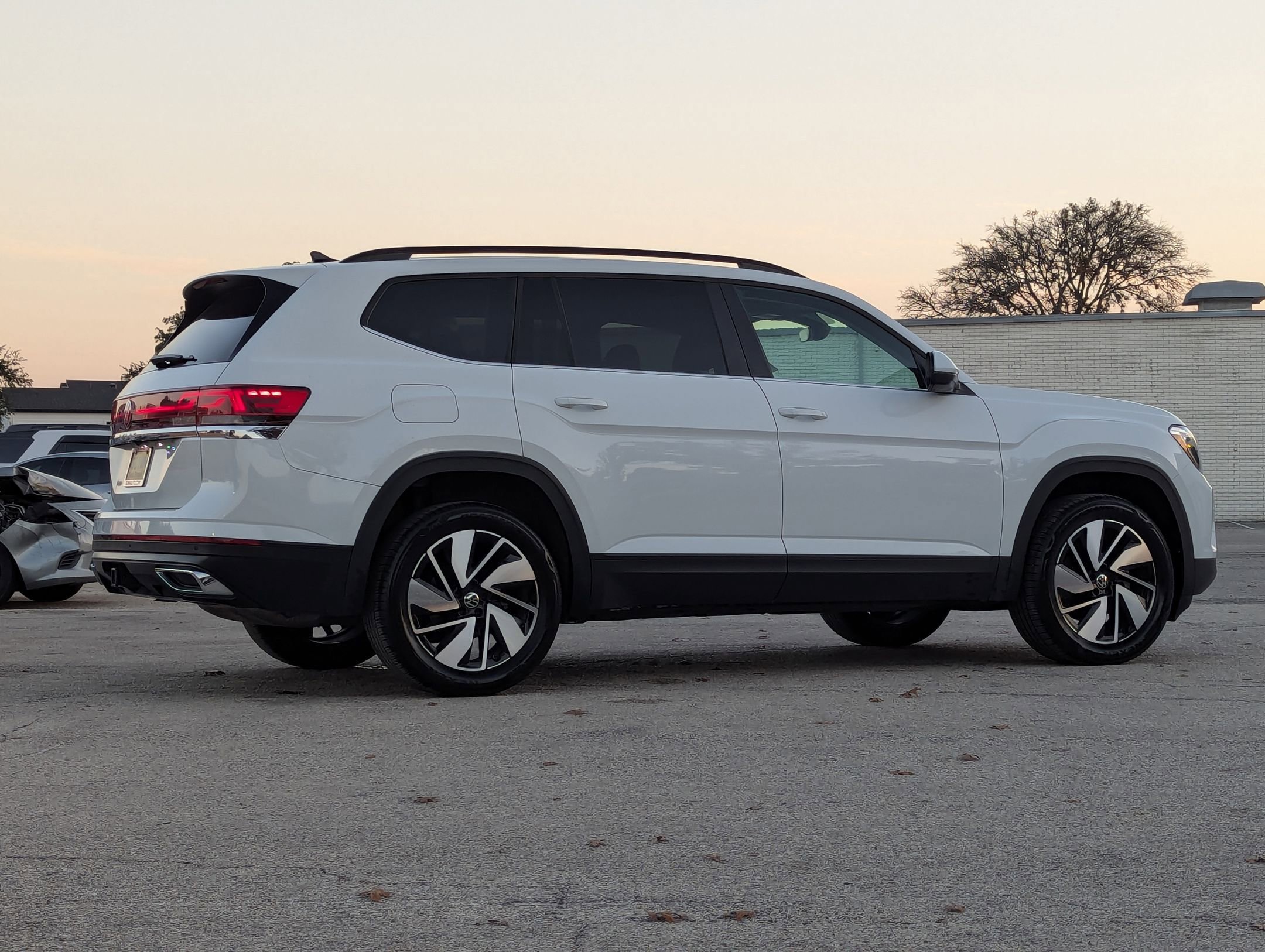 Used 2025 Volkswagen Atlas SE image 4