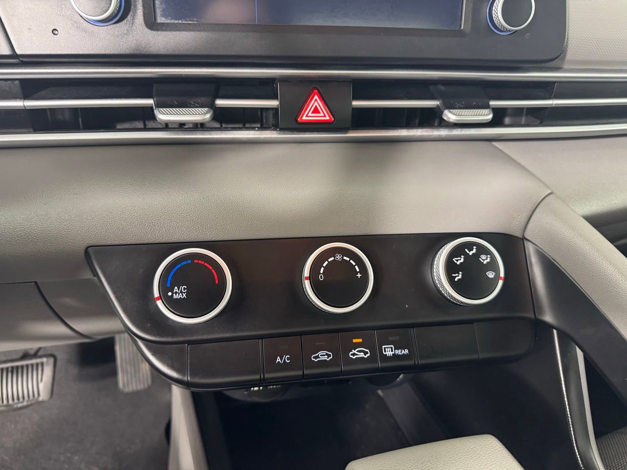 Used 2025 Hyundai Elantra SE image 16