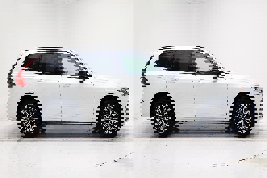 Used 2025 Volvo XC60 B5 Core image 2