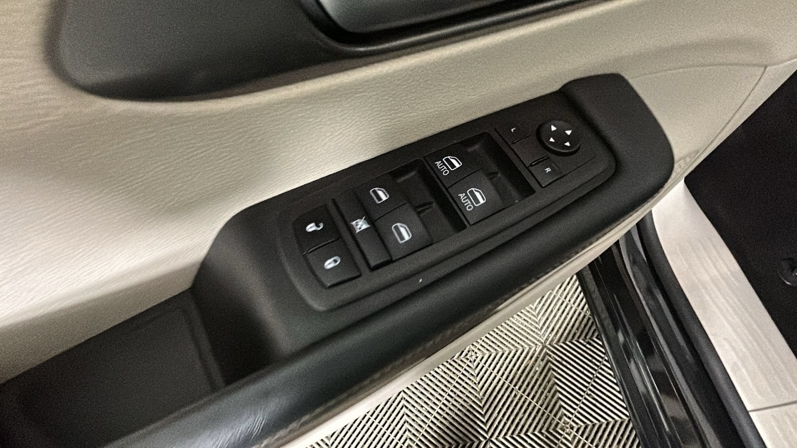 Used 2024 Chrysler Pacifica Touring-L FWD image 11