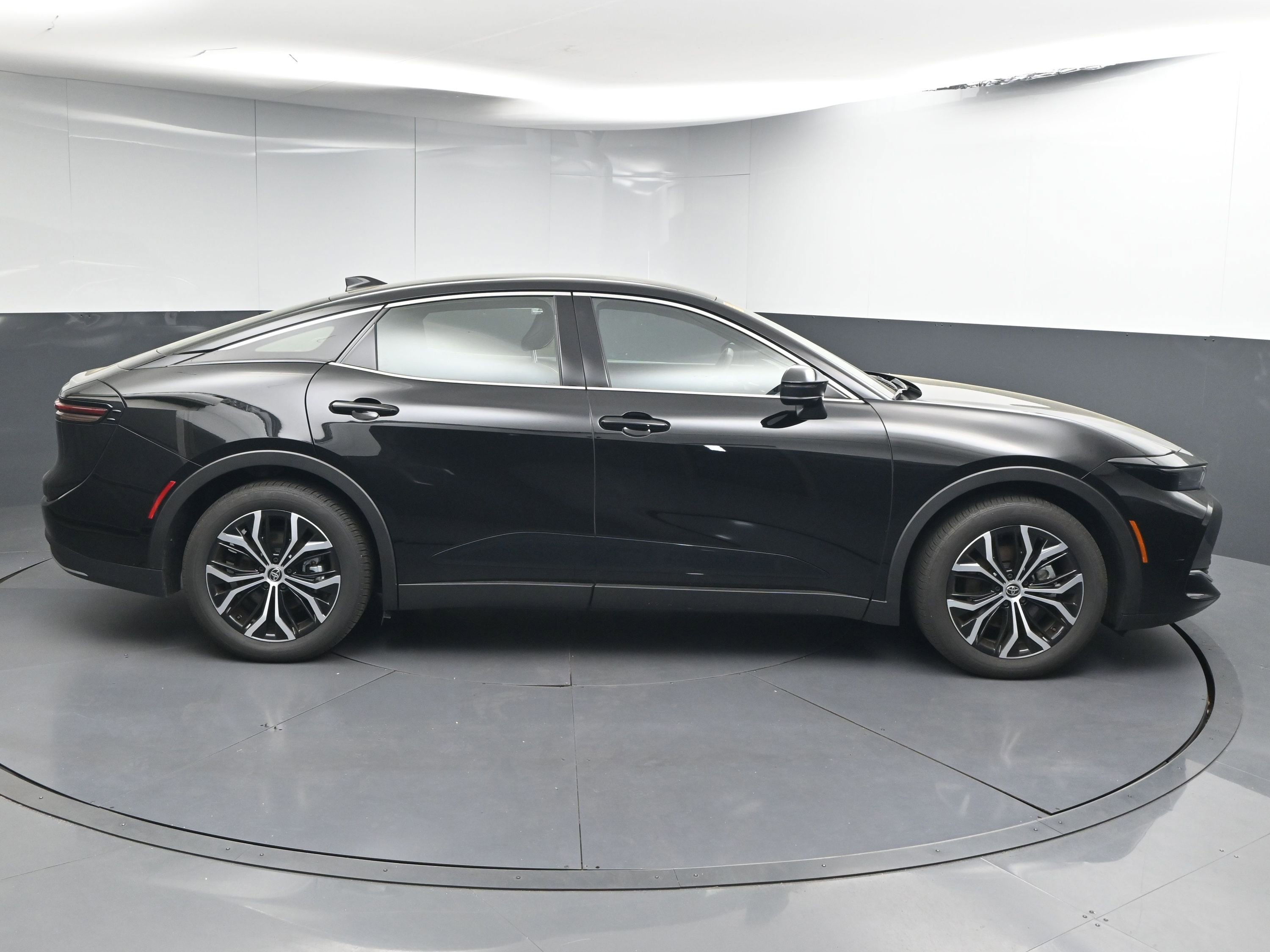 Certified 2025 Toyota Crown XLE image 9