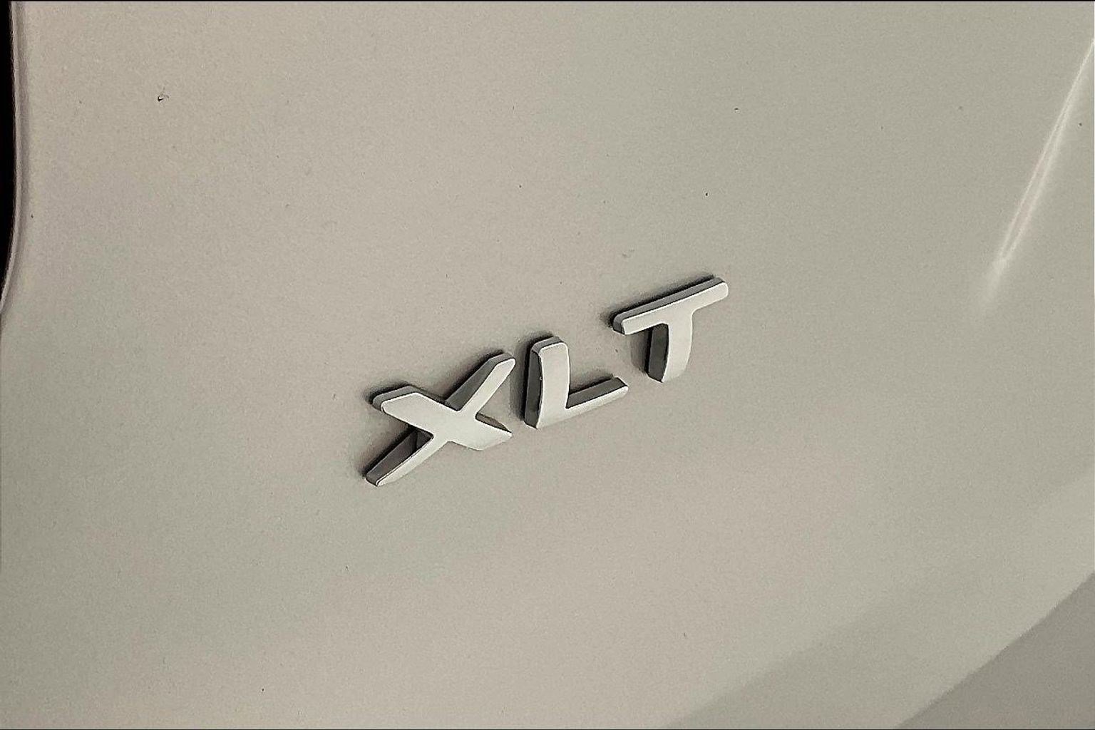 Used 2017 Ford Explorer XLT w/ Equipment Group 202A FWD image 23