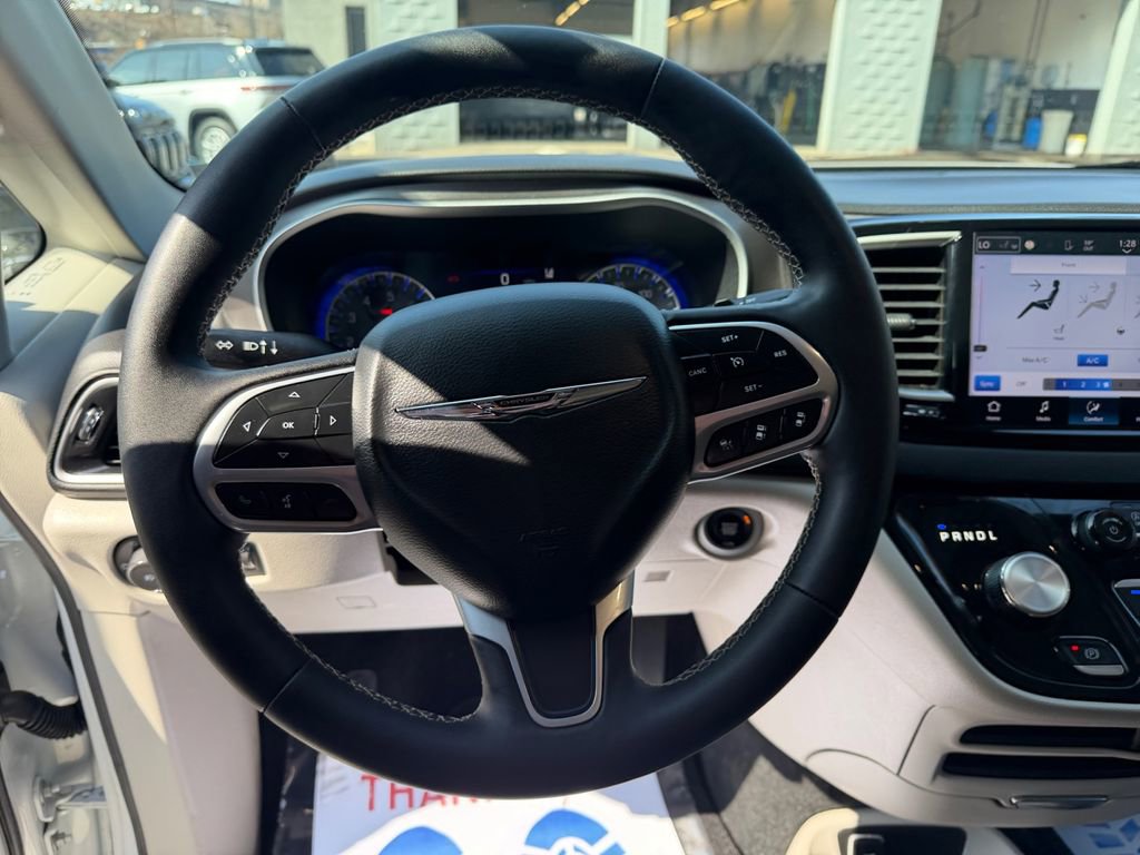 Certified 2024 Chrysler Pacifica Touring-L image 15