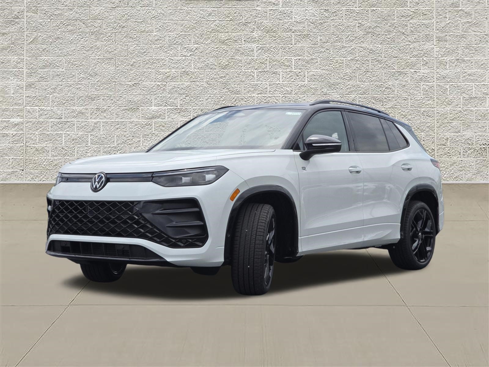 New 2026 Volkswagen Tiguan SE R-Line AWD/4WD image 3