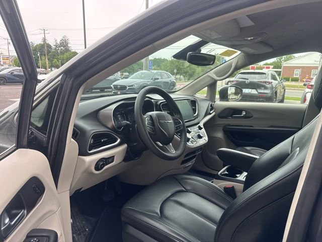 Used 2023 Chrysler Pacifica Touring-L FWD image 10