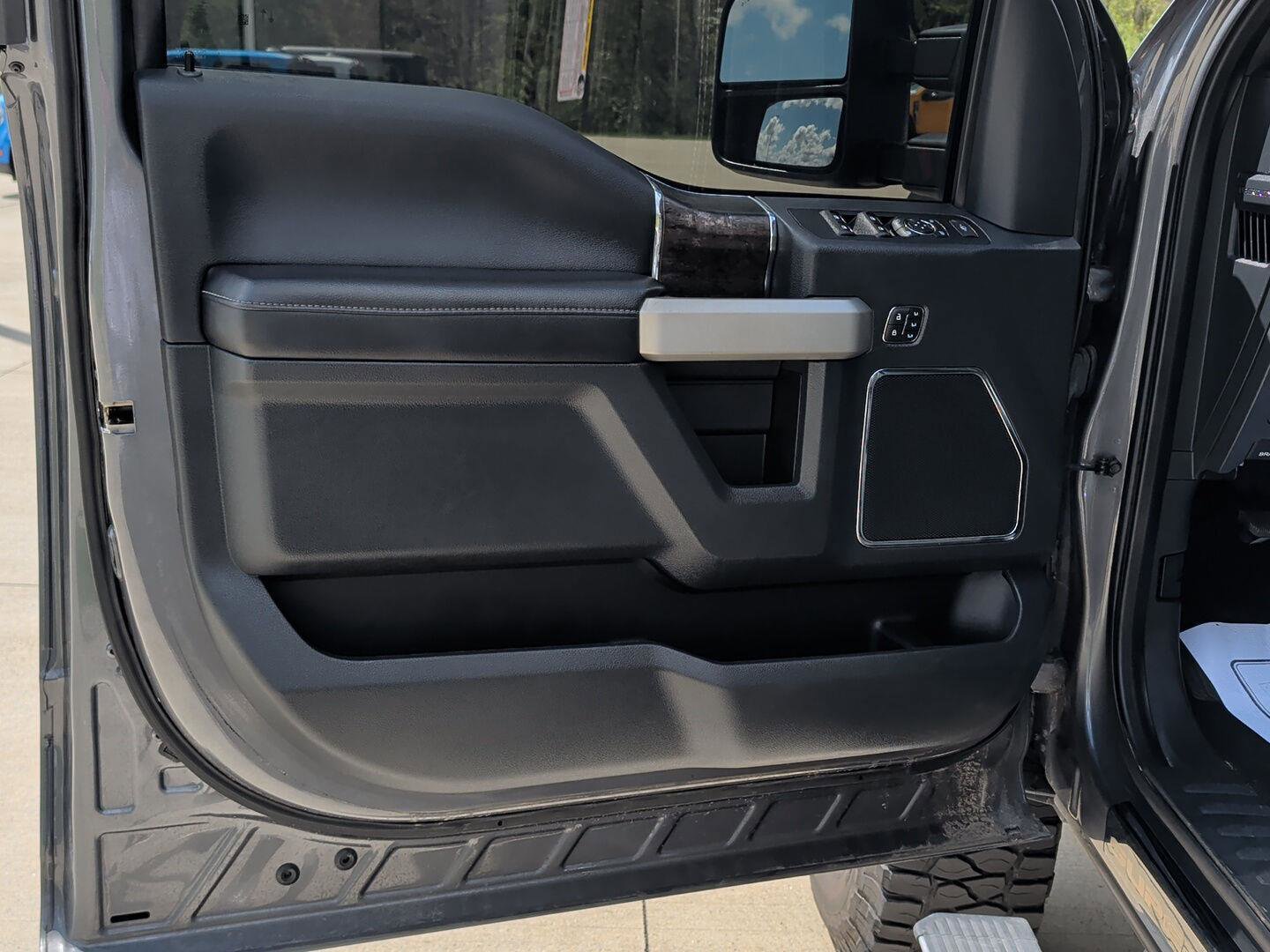 Used 2022 Ford F250 Lariat w/ Tremor Off-Road Package AWD/4WD image 9
