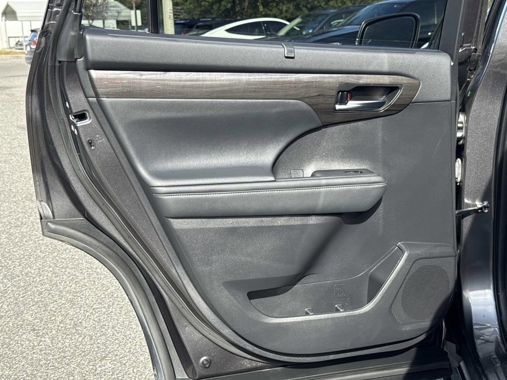 Used 2021 Toyota Highlander Platinum image 14
