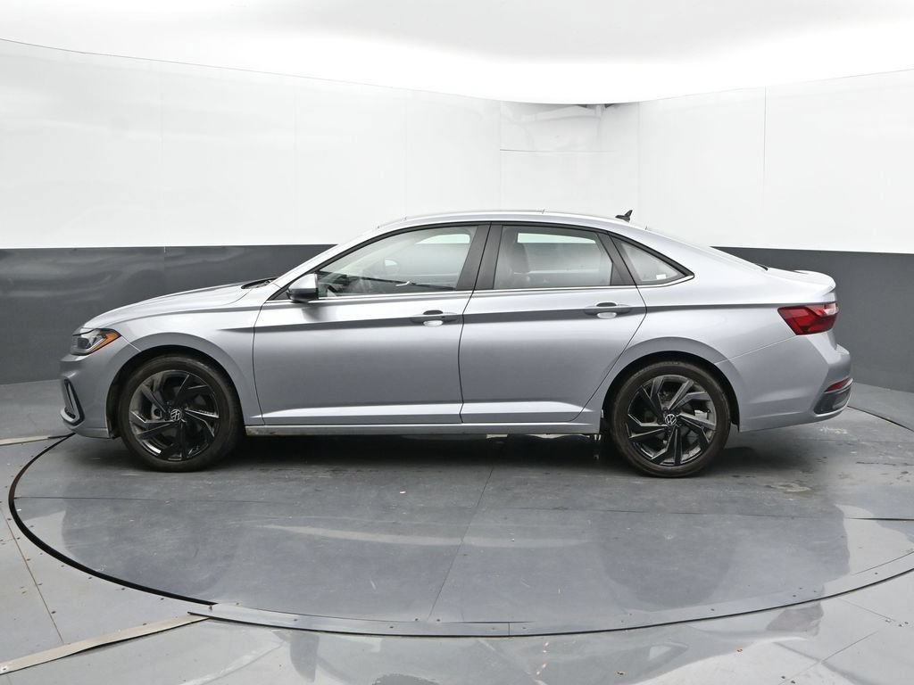 Used 2025 Volkswagen Jetta SE FWD image 9