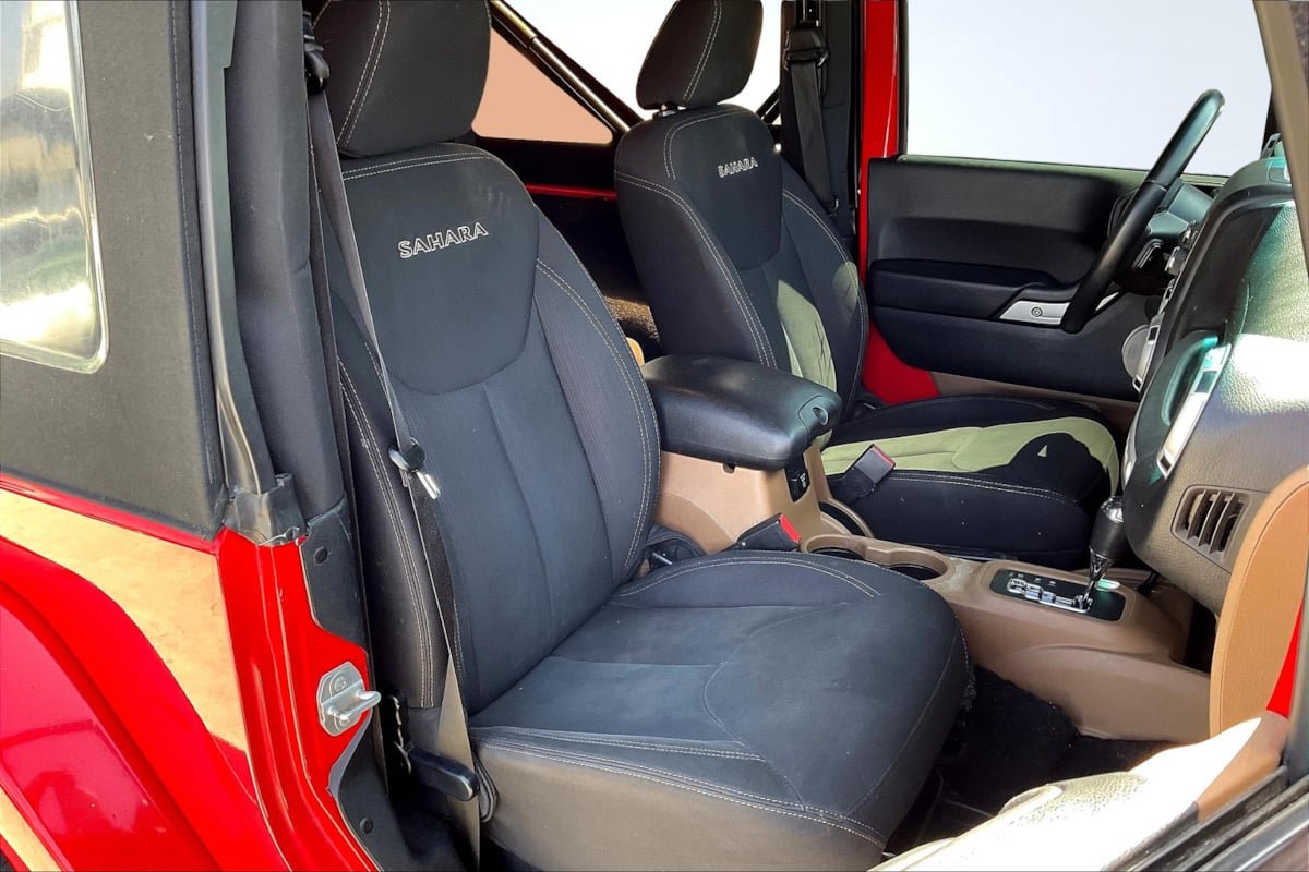 Used 2016 Jeep Wrangler Sahara w/ Connectivity Group AWD/4WD image 6