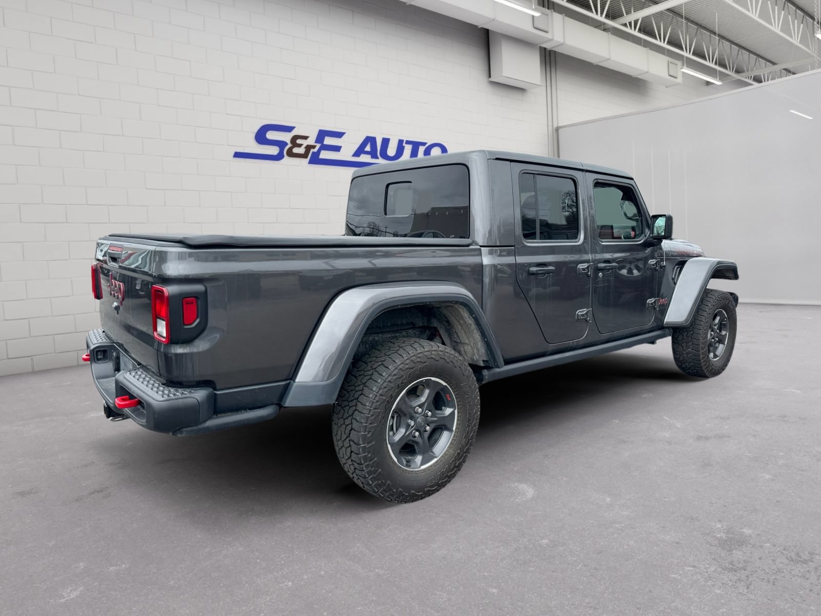 Used 2023 Jeep Gladiator Rubicon w/ Dual Top Group AWD/4WD image 4