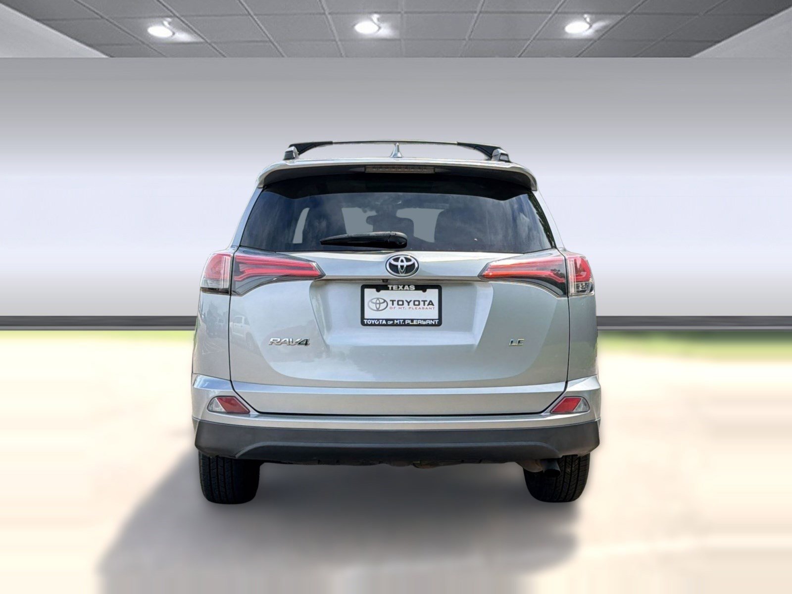 Used 2018 Toyota RAV4 LE image 9